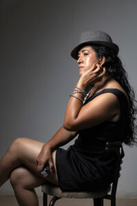 imagen-fotografo-cuernavaca-fotografos-morelos-profesional-encabezado-sesiones-personales-mujer-sentada-sombrero