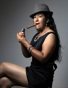 imagen-fotografo-cuernavaca-fotografos-morelos-profesional-encabezado-sesiones-personales-mujer-sentada-sombrero-puro