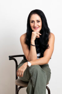 imagen-fotografo-cuernavaca-fotografos-morelos-profesional-encabezado-sesiones-personales-mujer-sentada-silla, fondo blanco