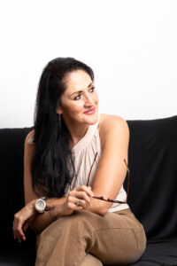 imagen-fotografo-cuernavaca-fotografos-morelos-profesional-encabezado-sesiones-personales-mujer-sentada-sofa negro fondo blanco